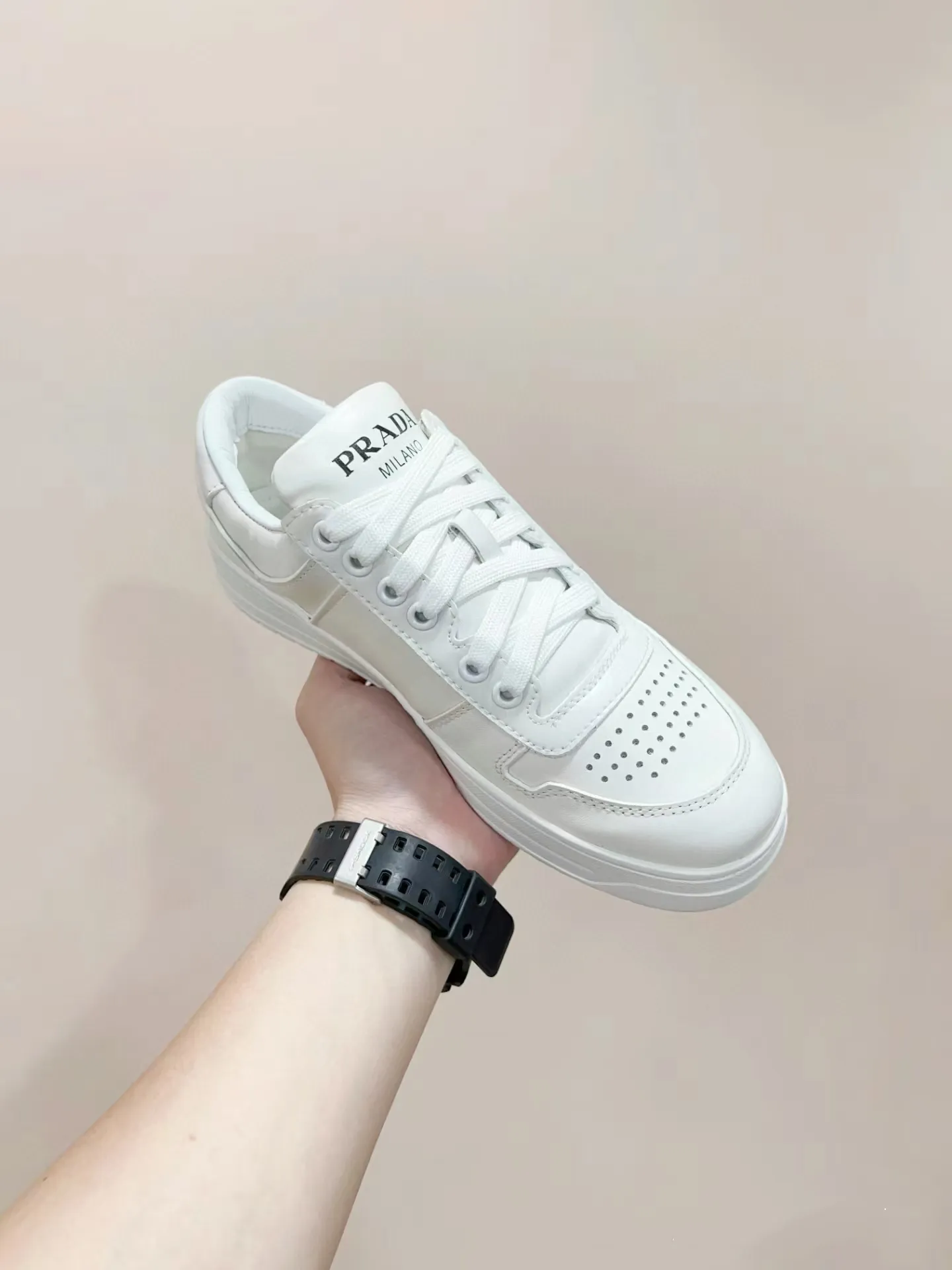P380 Yuan 38-45 Prada Prada’s new men’s leather sports shoes, the highest version on the market, any comparison is welcome🆚! The original leather has excellent texture and is super high-end! Fetal sheep net lining imported from Italy, removable pad! Luxurious materials and fine workmanship, highly recommended!